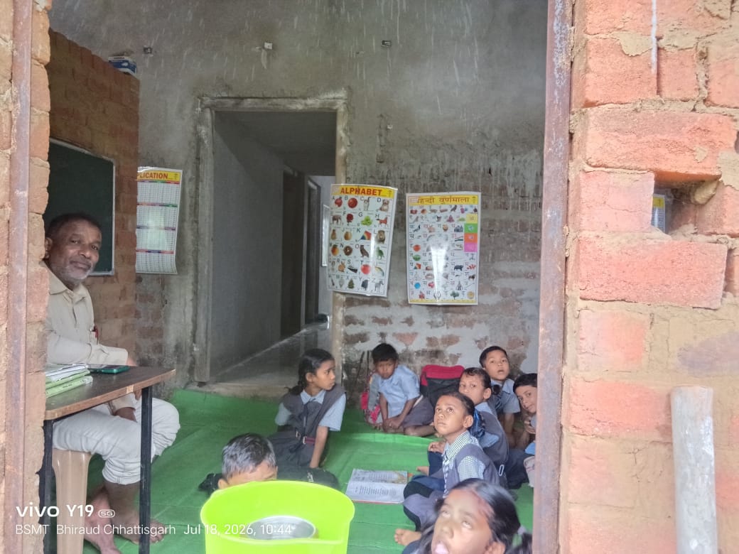 सरकारी दावों की खुली पोल: जर्जर भवन के कारण निजी मकान में संचालित हो रहा स्कूल सरकारी दावों की खुली पोल: जर्जर भवन के कारण निजी मकान में संचालित हो रहा स्कूल